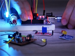 彭清華：堅(jiān)持正確導(dǎo)向強(qiáng)化社會責(zé)任 推動新聞出版廣電事業(yè)做優(yōu)做強(qiáng)